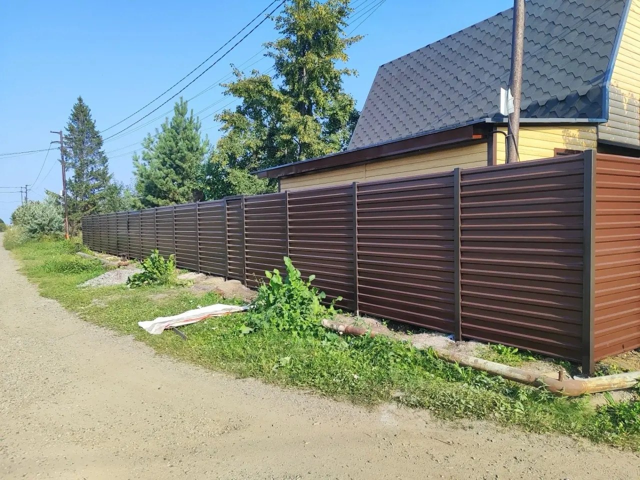 Забор из профнастила C21 на частном участке