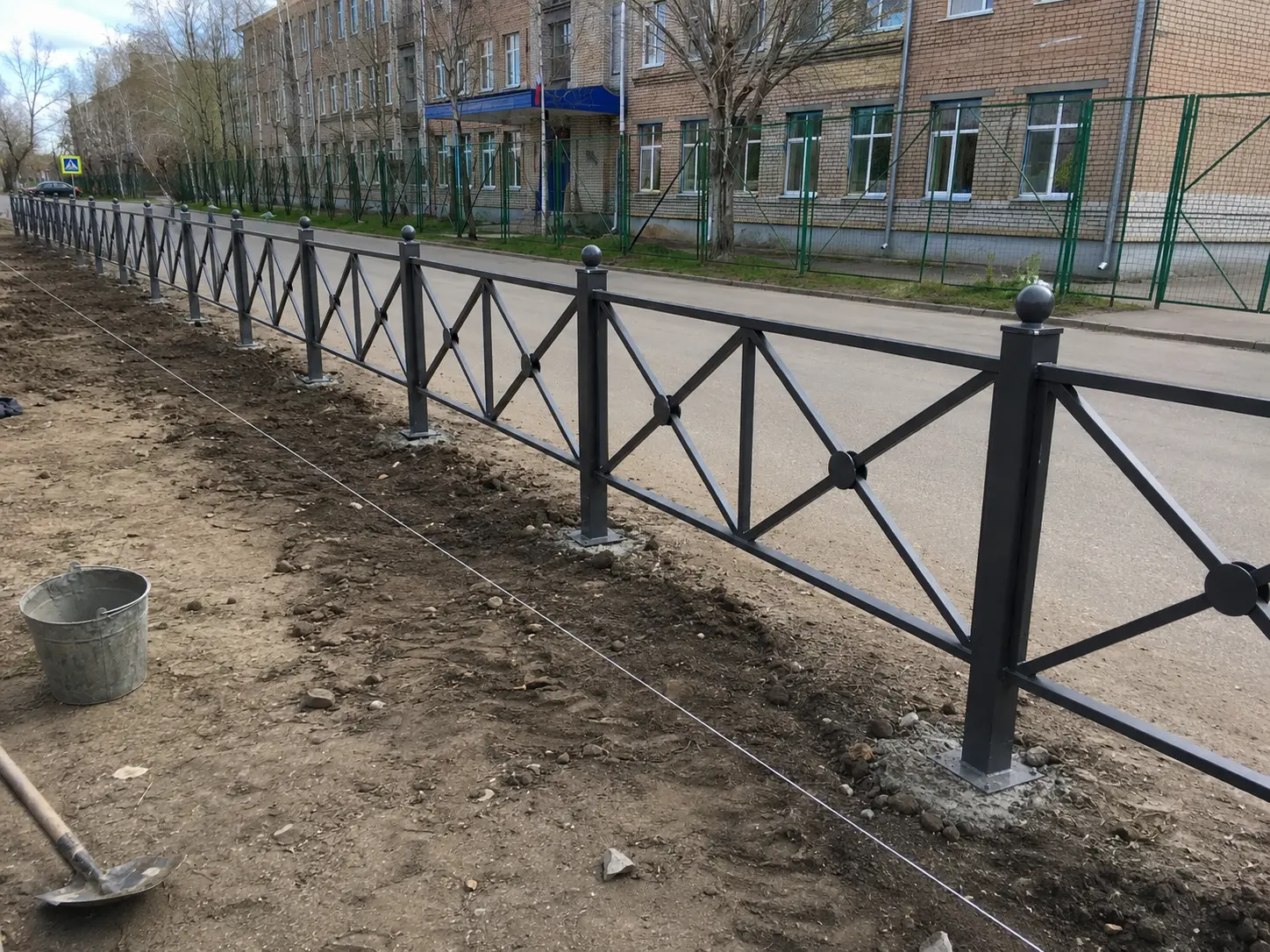 Дорожное ограждение TOP174 на городском объекте